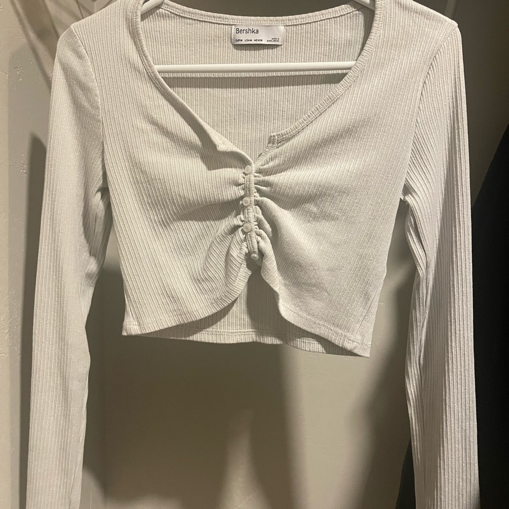 WHITE RUFFLED BUTTON DOWN LONG SLEEVE TOP. WORN ONCE & GREAT CONDITION